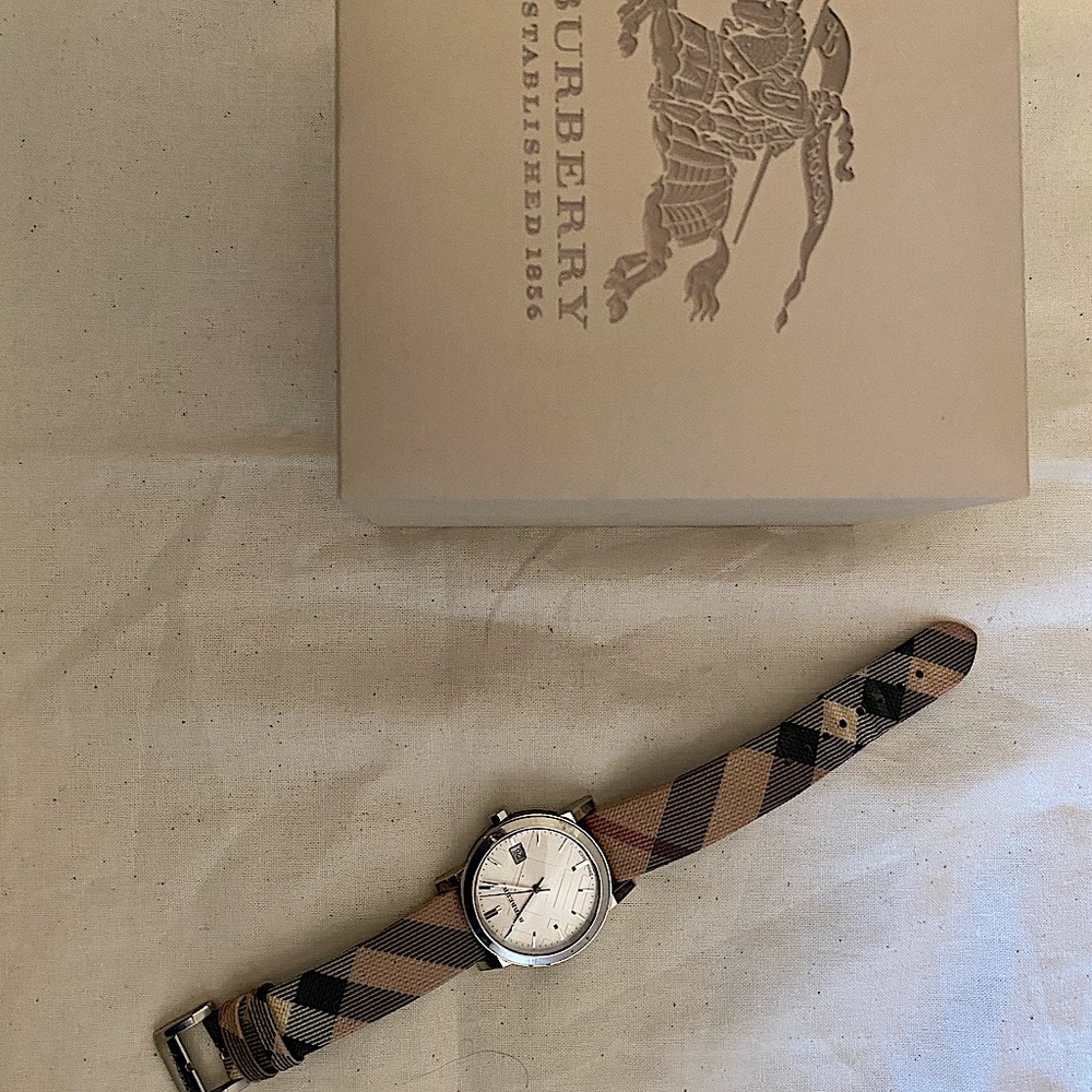 Burberry classic ladies watch Medium size in excellent condition